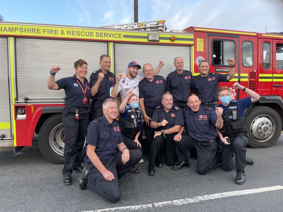 Portchester28's tweet photo. Station personnel &amp; local ⁦@HantsPolice⁩ amongst 1000s of locals who has just welcomed home ⁦@declanbrooksbmx⁩ in Portchester . Our #Tokyo2020 medal winner 👏🏻👏🏻👏🏻👏🏻👏🏻
Welcome home Dec https://t.co/nKCigKnVZm