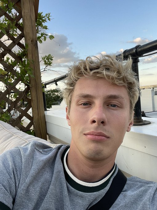 Watch Zach Astor's leaked NSFW photo on TwXstars