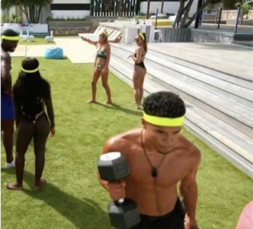Toby hearing mabel coming in the villa

#LoveIsland