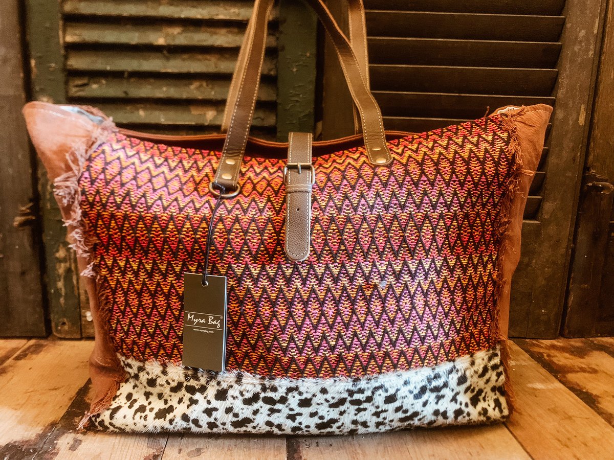 buckeyecharm's tweet photo. Sneak Peek of tomorrow’s live sale on Facebook!! #buckeyecharm #Livestream #boutique #myrabags #shopsmall https://t.co/WVAecx7ilz