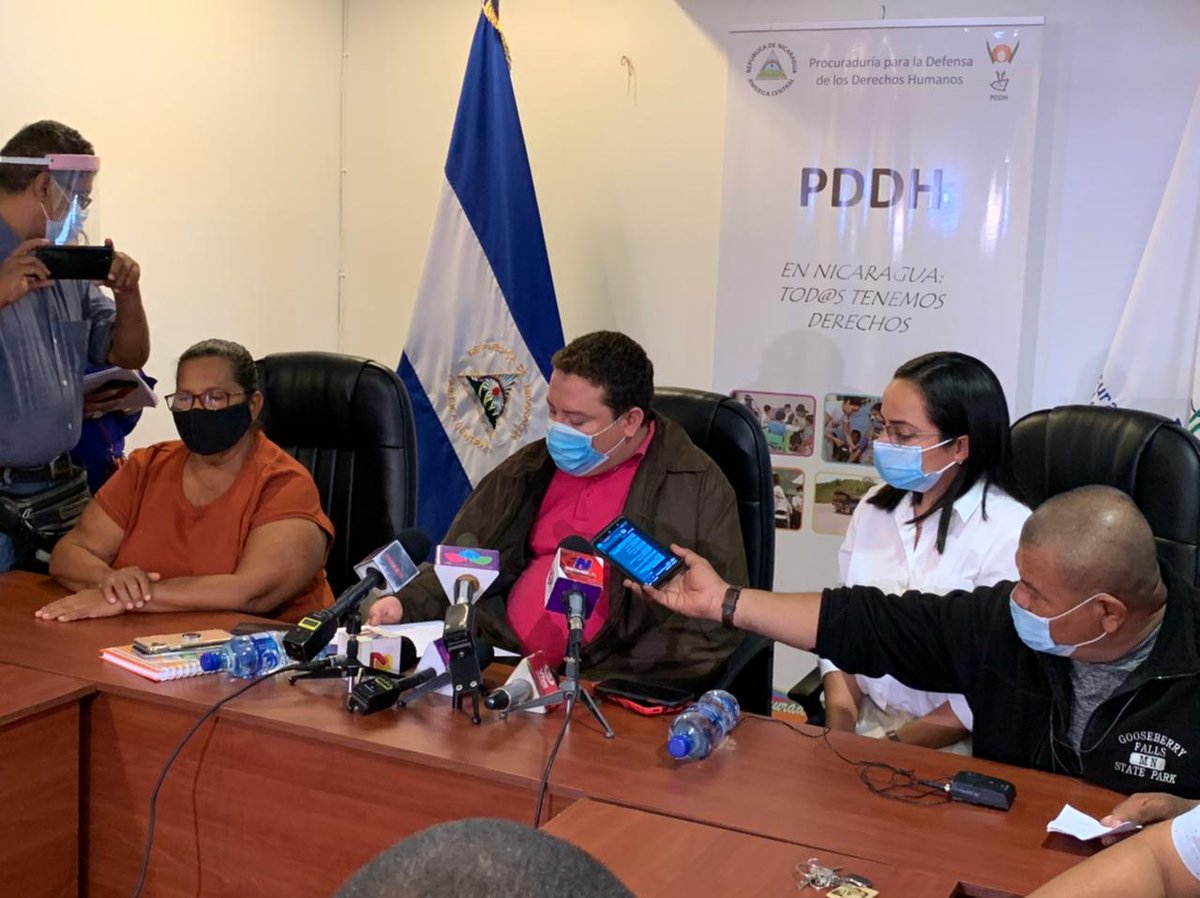 Somos2V's tweet photo. #Nicaragua
Víctimas y familiares de agresiones terroristas generada por la derecha en Nicaragua en el año 2018, denuncian ante la @PDDH_Nicaragua a Berenice Quezada, por hacer llamado a la violencia e incitar al odio, después de ser inscrita ante el @CSE https://t.co/H9ELYiyao5