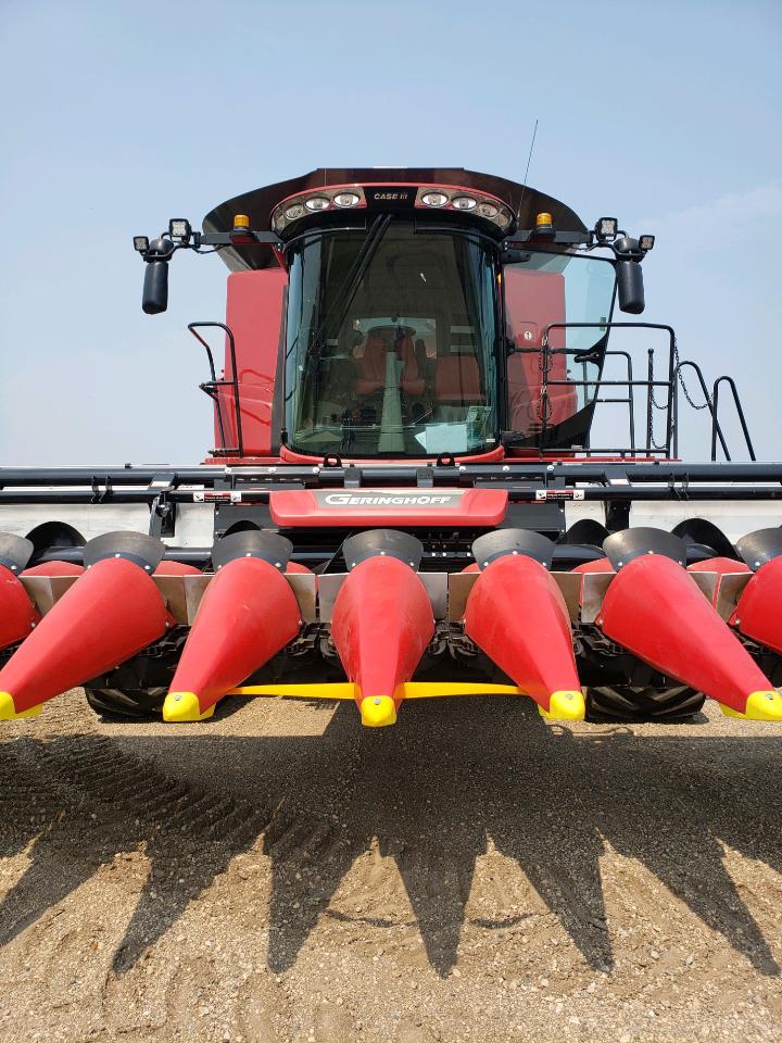 ReichhardtUSA's tweet photo. We installed a new PSR TAC row guidance kit today on a very nice @Case_IH 8240 with @Geringhoff 18 row 22" header. https://t.co/15CGurkVKp