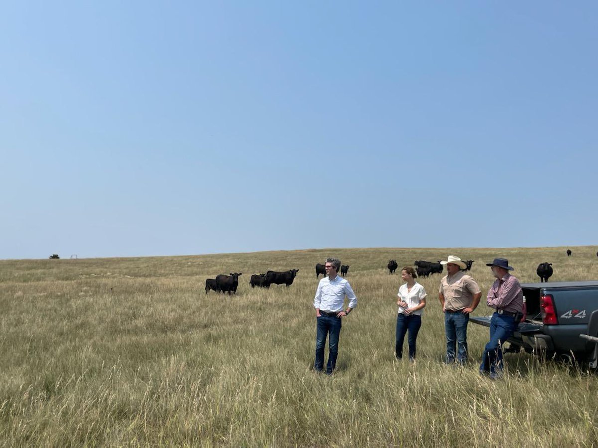 NECattlemen's tweet photo. NC board member Quentin Dailey showcases Nebraska cattle production to British Deputy Council General Maria Rennie and British Sr. Trade Policy Advisor Tim Bakke.
#beeftrade #nebraskabeef https://t.co/S6spkmfxuJ