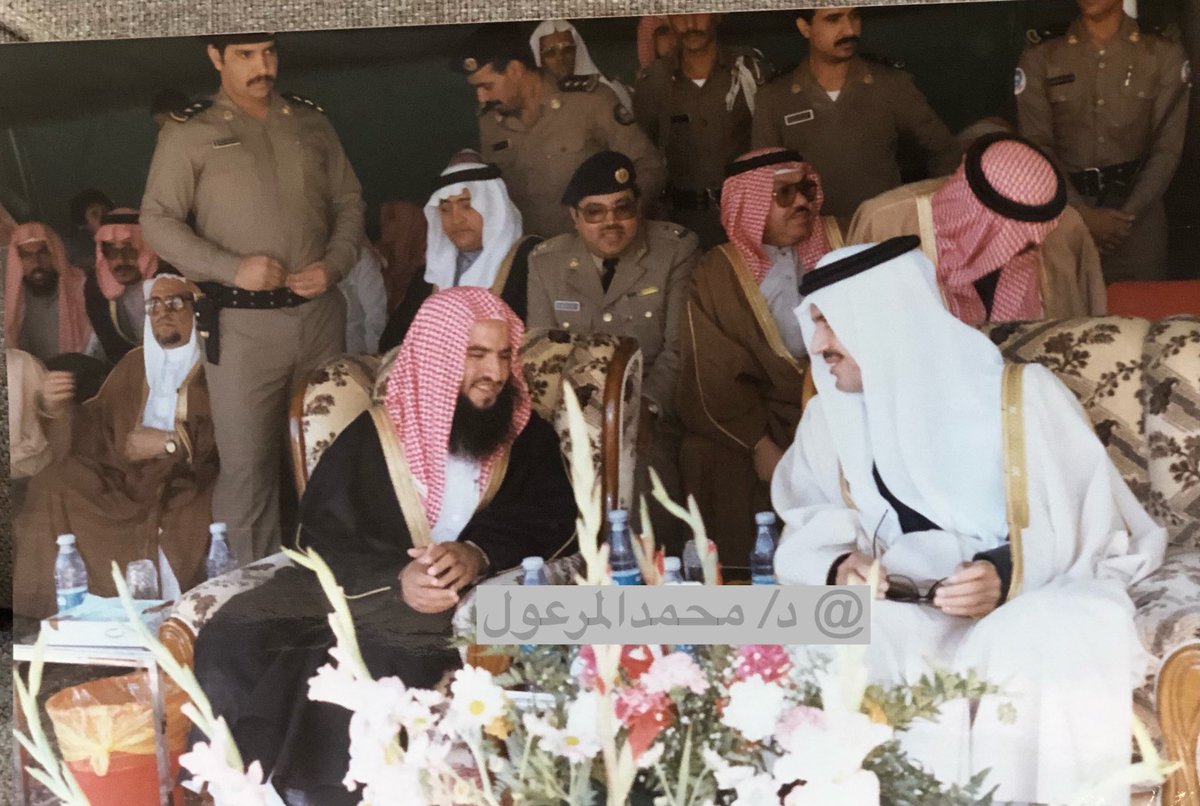 DR_m_almarool's tweet photo. صاحب السمو الملكي الأمير عبدالآله بن عبدالعزيز أمير منطقة القصيم سلمه الله يلاطف قاضي الإستئناف الشيخ محمد صالح السحيباني رحمه الله أثناء إفتتاحه لمستشفى #البدائع في 1409هـ ويظهر بالخلف مدير #إدارة_مرور_منطقة_القصيم المقدم غازي عبدالله الهندي رحمه الله https://t.co/Dq43WOm8Q6