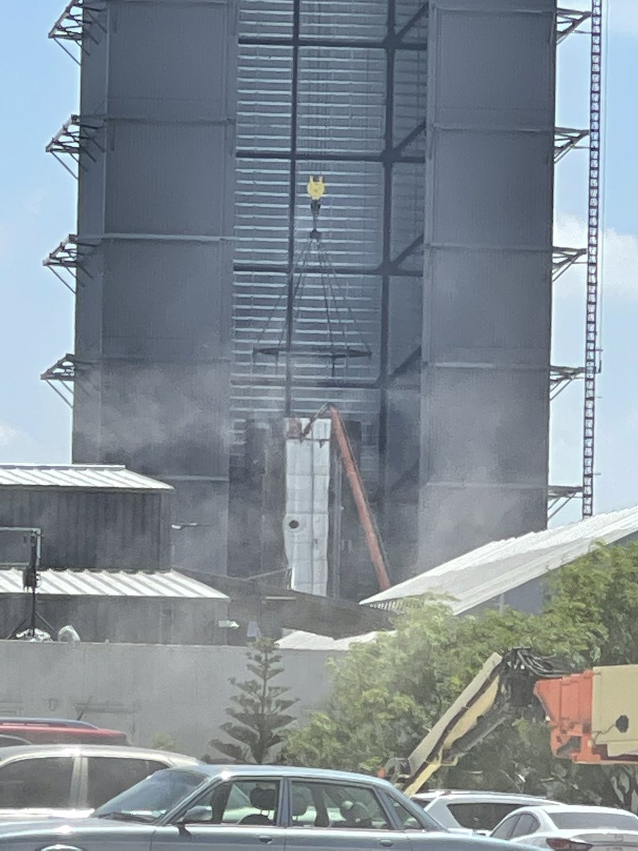 BocachicaMaria1's tweet photo. #S20 is new tenant in #HighBay #Starbase #1stNeighbor #StarshipBocaChica https://t.co/0VoLeZeGPm