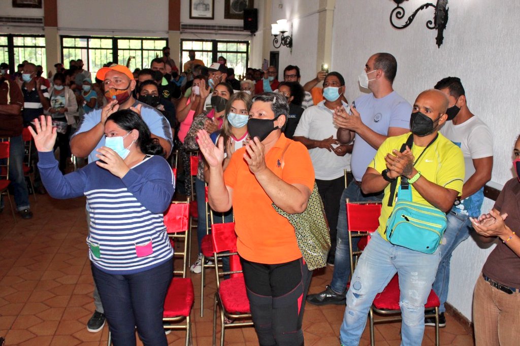 johanitakenpo's tweet photo. #3Ago | Extraordinario encuentro con los representantes de los medianos comerciantes y economía popular del Casco de Turmero a quienes agradezco su voluntad de trabajo y colaboración para el desarrollo de nuestro municipio #Mariño #TricolorBolivariano https://t.co/wPlwTL9PW7