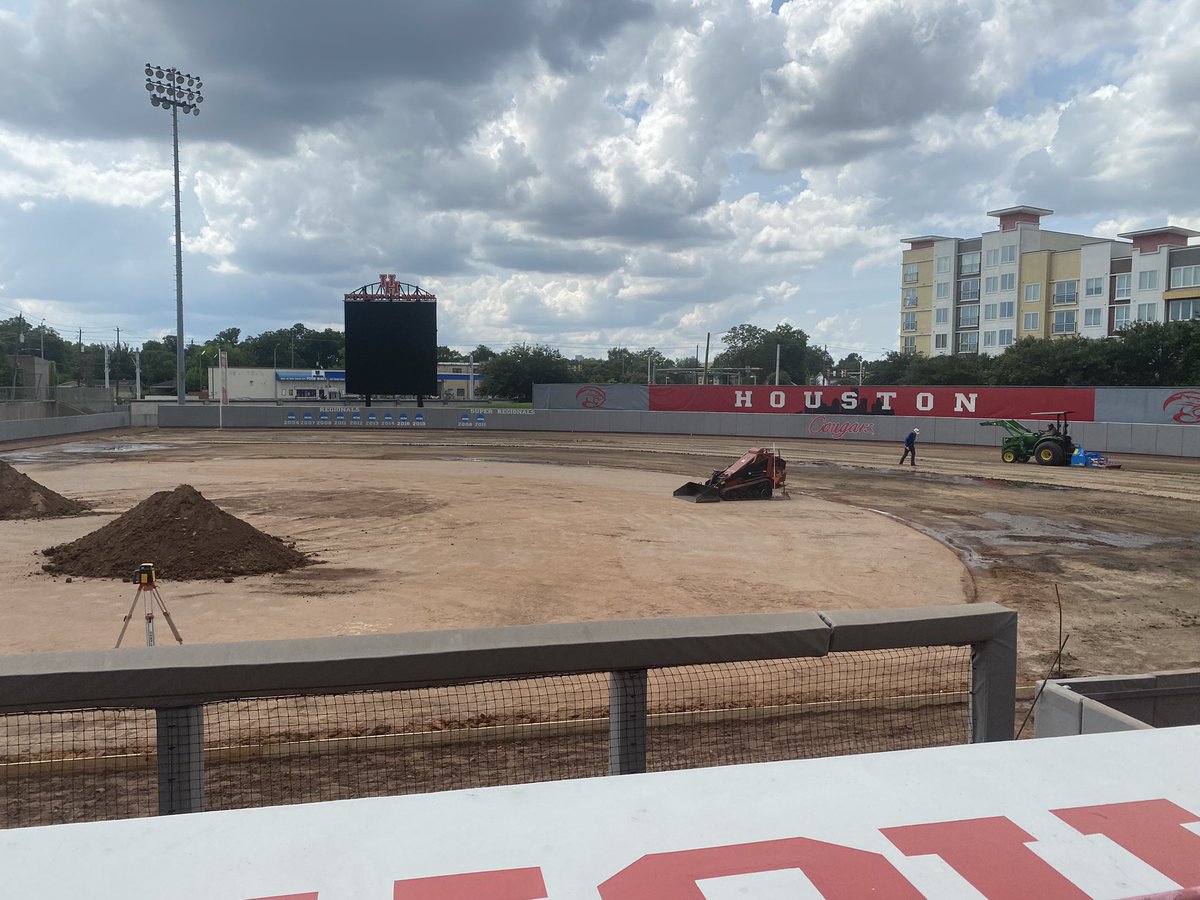 UHCougarTurf's tweet photo. Nothing better than playing in the dirt @UHCougarSB https://t.co/OPfAs5NvTU