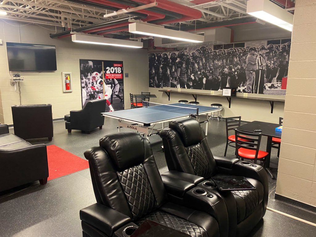 SEMOfootball's tweet photo. The fields are painted and the guys are geared up. It’s GO TIME!! 🧱

Practice #1 - 24hr away! 

#LetsSoar #LEAD https://t.co/rhiogV7Ttc