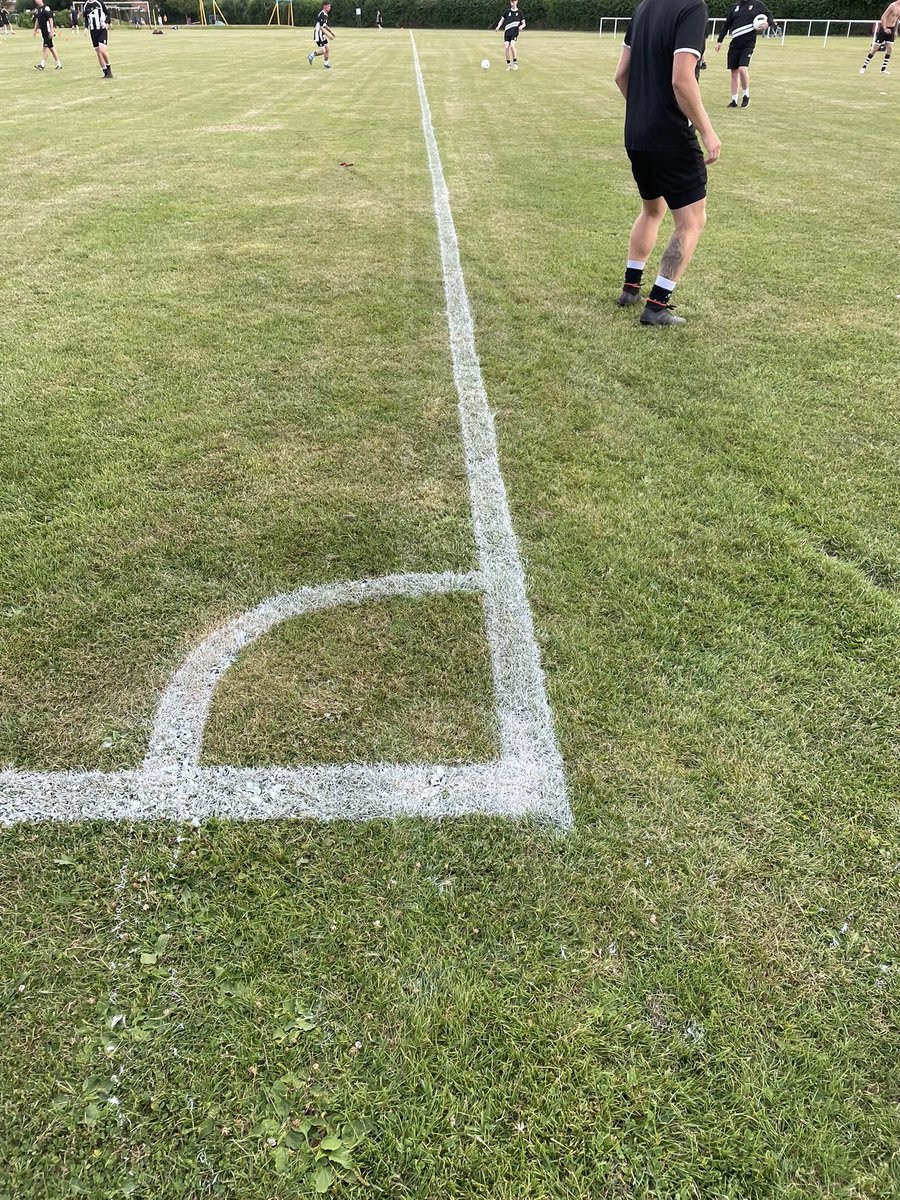 BrockAlbionRes's tweet photo. Good training session tonight from the reserve’s @BrockAlbion_III 👏🏻⚪️⚫️ both pitches are now ready go and both are looking spot on 👌🏻 Our 1st team @BrockAlbion are playing away tomorrow @BiburyAFC in Reg Davis cup tomorrow evening  ⚽️ come and support the lads 👏🏻⚪️⚫️ https://t.co/CzCdPdNJk1