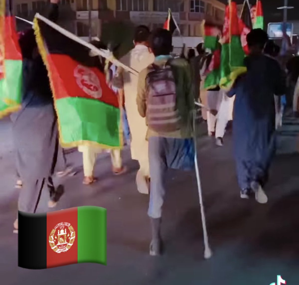 This is what is called heroism, he lost his leg in a Taliban-ran suicide car bomb, now he uses his solo leg to raise his voice against the Tyrants and slaves to Tyrants aka Taliban, his #Allah_Akbar already caused too many tremors on GHQ, 

#الله_اکبر_افغانستان