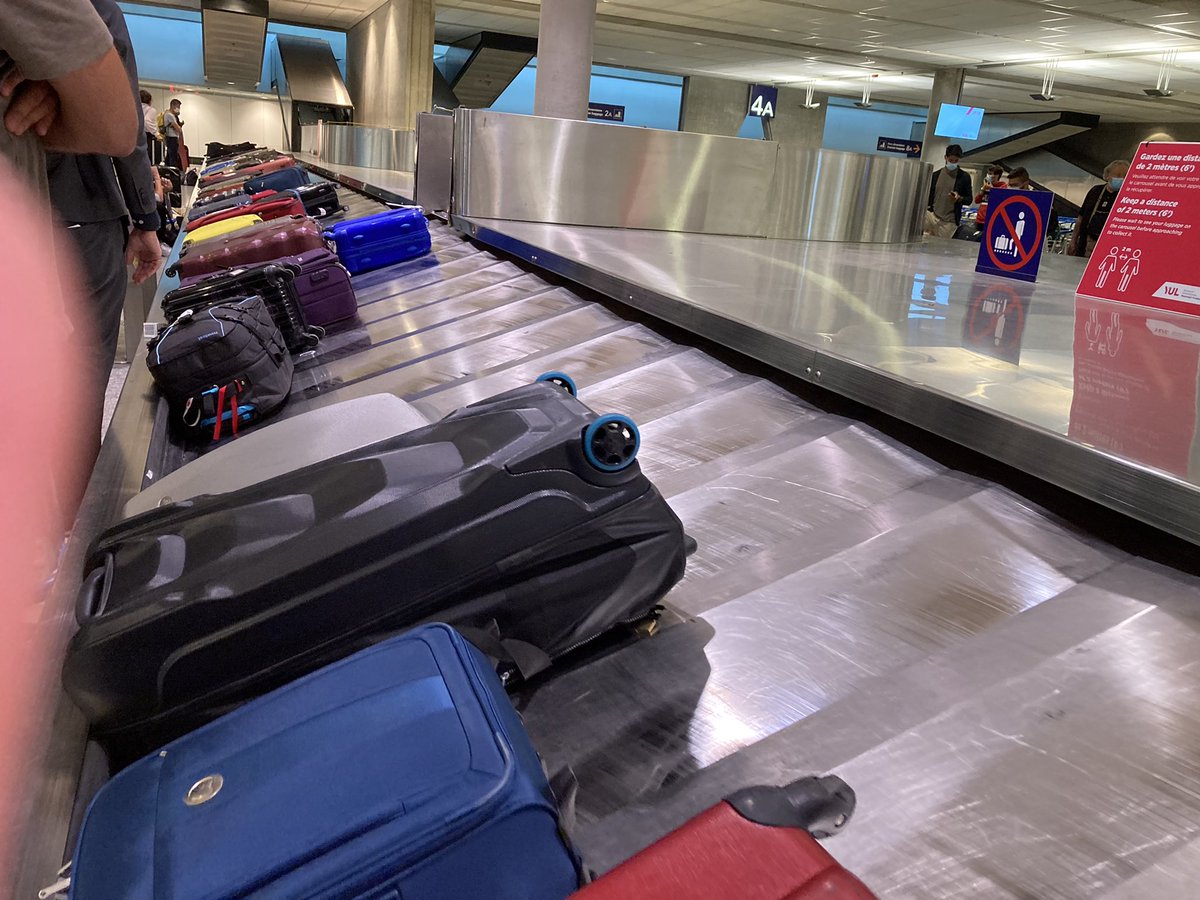 MarieHorodecki's tweet photo. @AirCanada depuis 45 mn a attendre des bagages sur un tapis saturé par des bagages n’appartenant pas aux passagers et des employés qui regardent sans aider pour ne pas se casser un ongle (sic) pour des bagages qui ne sont pas les leurs. Quel service ! https://t.co/fergWfLAnS