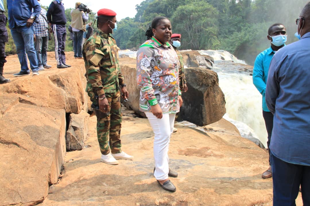 📍Visite des chutes de Loufoulakari 

Situées à 75 km de Brazzaville au sud du pays, plus précisément dans le district de Boko , ces chutes  prennent origine de '' Loufoula'' qui veut dire "excitation " et Kari qui veut dire " rempli" donc une rivière pleine d'excitation .