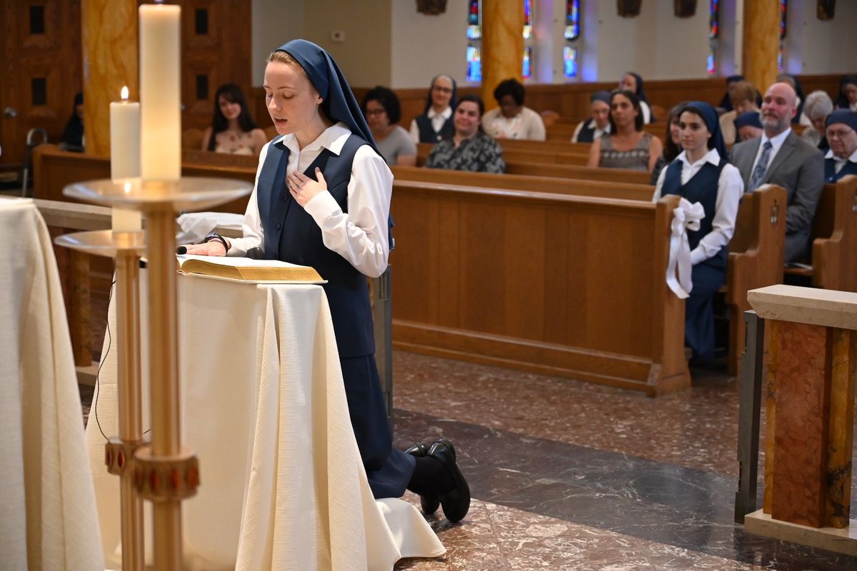 sister_allison's tweet photo. #FirstVows highlights: after the homily, we professed our vows before the Tabernacle, dedicating our lives to Jesus through poverty, chastity, & obedience.
We then received the constitutions of our congregation & the emblem worn by all Daughters of St Paul worldwide. https://t.co/USG24X79la
