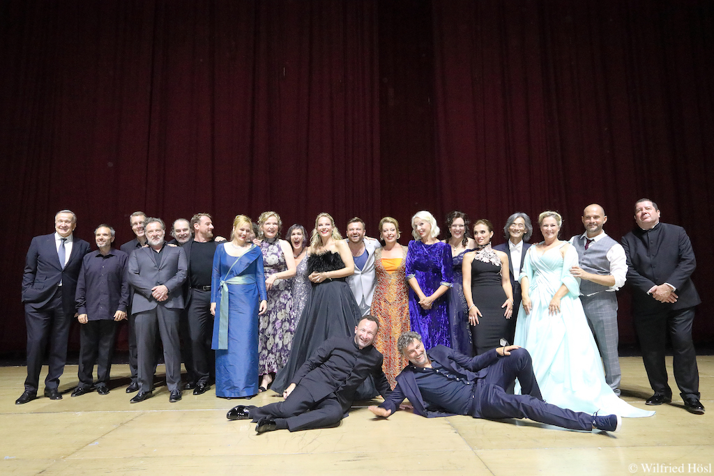 STAATSOPERTVJP's tweet photo. #StaatsoperTV ペトレンコ指揮 カウフマン＆ハルテロス主演《トリスタンとイゾルデ》ご視聴��りがとうございました。
続いて、超豪華キャストが集結したバッハラー総裁フェアウェル特別コンサート、8/4（水）深夜2時より7日間限定の無料オンデマンド配信スタート！
視聴URL：https://t.co/iE7Ikjvdsi https://t.co/MVapDe6228