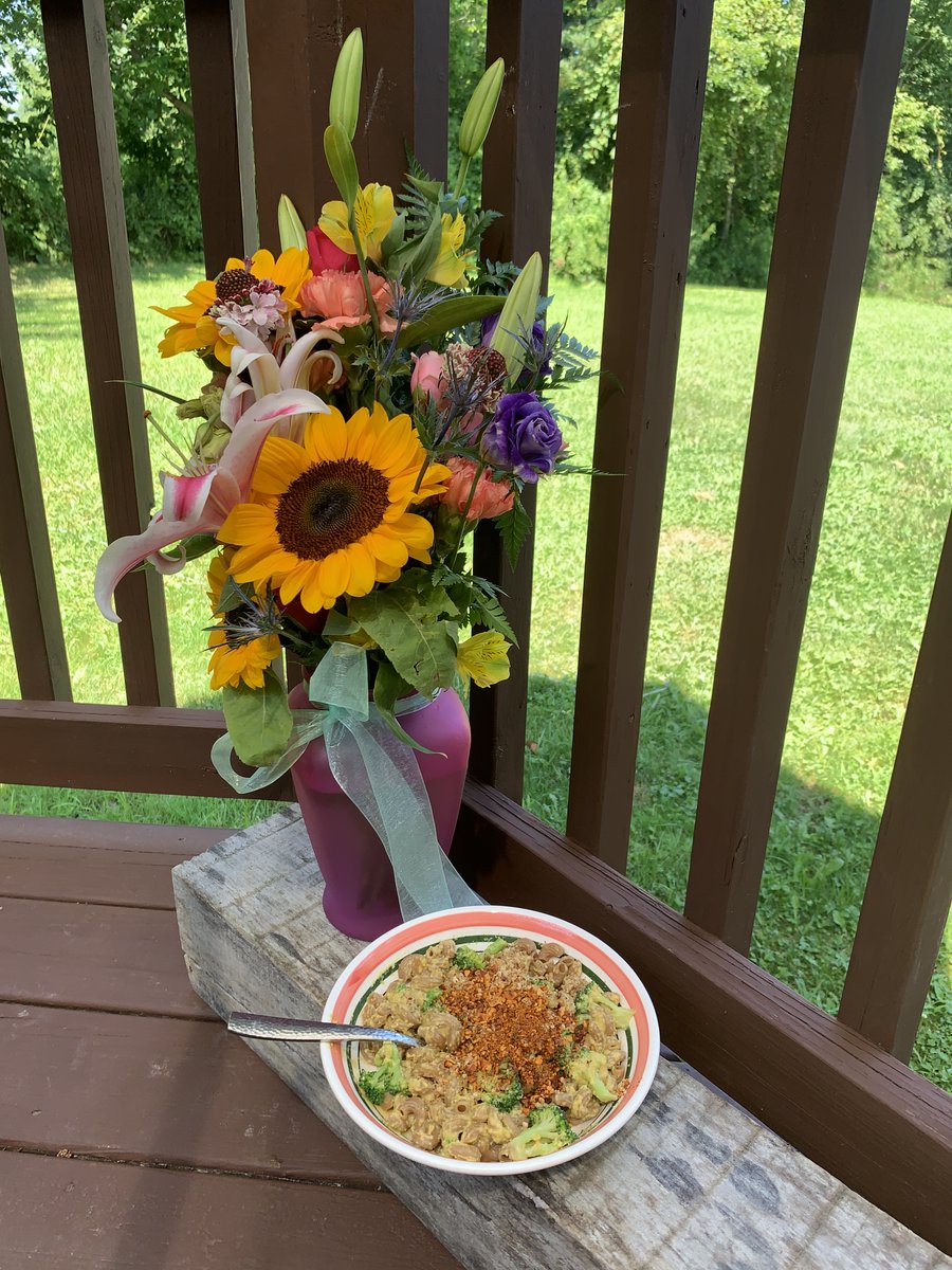 sprinly's tweet photo. Who here was able to enjoy a delicious meal with a side of beautiful weather today!? ☀️
.
.
Mac &amp; "Cheese" with Steamed Broccoli and "Bacon" Bits 🍝 https://t.co/TIiHHhbP8j