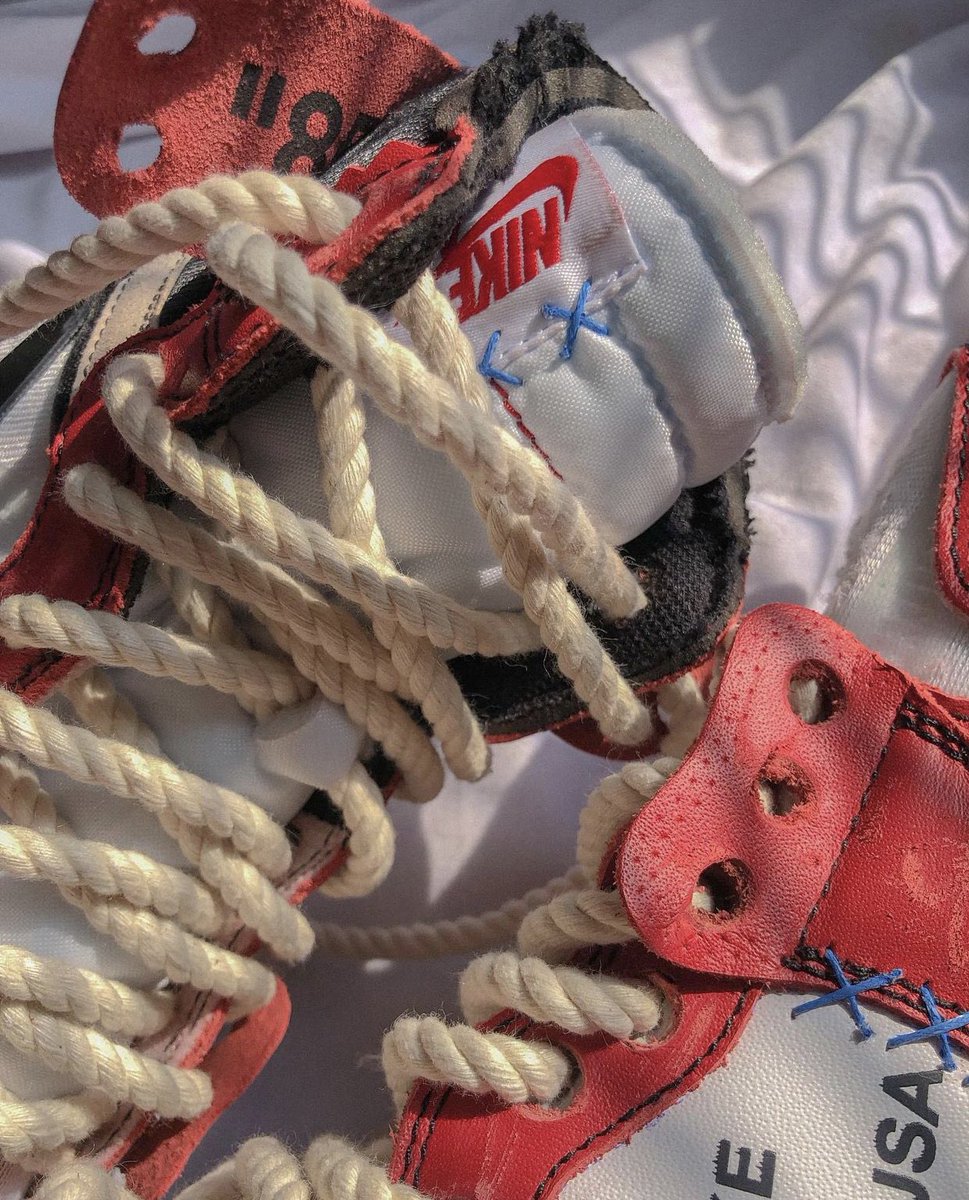 Custom detailing on these “Chicago” Off-White x Air Jordan 1’s. ✂️