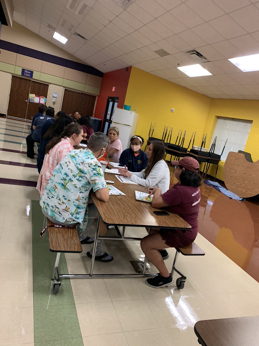 ValdesNativ's tweet image. Having vertical conversations @LewisvilleES #LISDconvocation21