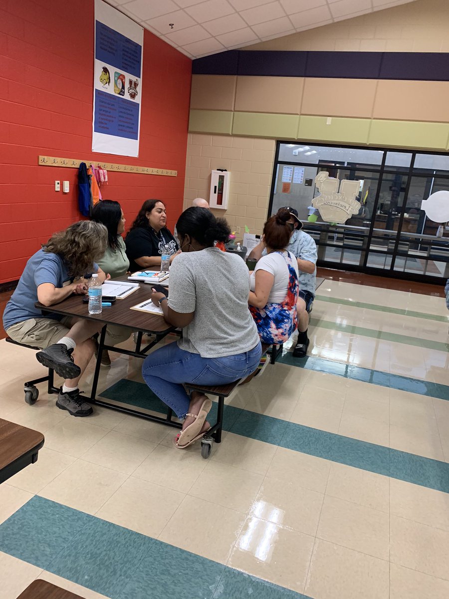 ValdesNativ's tweet image. Having vertical conversations @LewisvilleES #LISDconvocation21