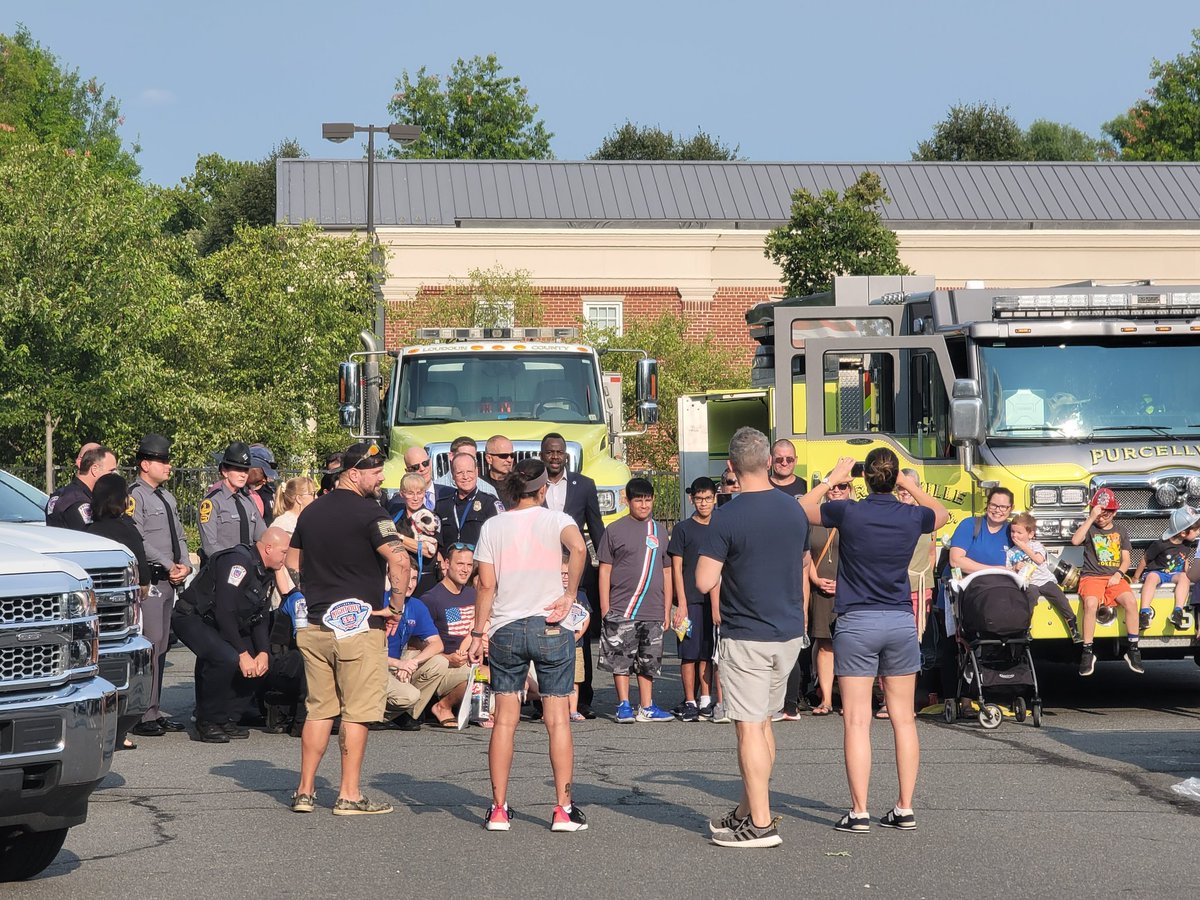 PortablesPurcel's tweet photo. Alex and John supporting our local law enforcement here in Purcellville for #NationalNightOut. Thank you to all who protect and serve the community and big thanks to #firstnet for helping our first responders on a everyday basis. https://t.co/QxVAMaFlzR