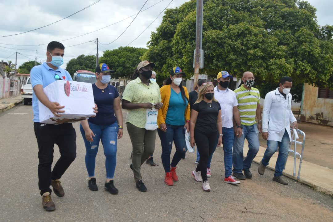 Una mirada, una esperanza, un amor, un sentimiento puro y sincero como este noble pueblo del Municipio La Cañada de Urdaneta, a quien hoy le entregamos más de 20 mil medicinas para la hipertensión y diabetes. Misión Cumplida Cañada de Urdaneta!!

@OmarPrietoGob <a href="/NicolasMaduro/">Nicolás Maduro</a>