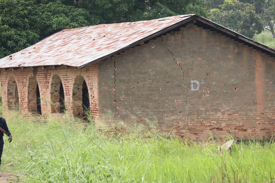 📍Visite de la Paroisse de Linzolo.
Elle est la pierre angulaire de l'évangélisation en général et de l'église catholique en particulier. Au Congo,si on parle d'églises et de paroles de Dieu,c'est grâce à cette paroisse où en 1883 fut fondée et construite , par #Mgr Augouard.