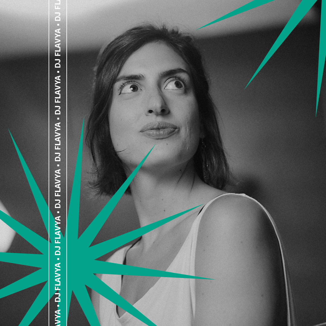 Nascida na Europa, criada entre os Estados Unidos e o Brasil, <a href="/djflavya/">DJ Flavya</a> é uma artista que exala diversidade cultural em sua sonoridade. Apaixonada pelo samba e pelo hip-hop, a DJ e produtora musical nos presenteia com uma seleção que comprova sua paixão +