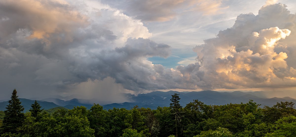 BoozerDPhoto's tweet image. A lot going on in this shot, taken from the highest point in Georgia. There’s rain, blue sky and sunlit clouds. That’s summer in the Georgia Mountains. 
.
.
.
#georgiamountains #northgeorgia #brasstownbald @forestservice @ExploreGeorgia @ChattOconeeNF