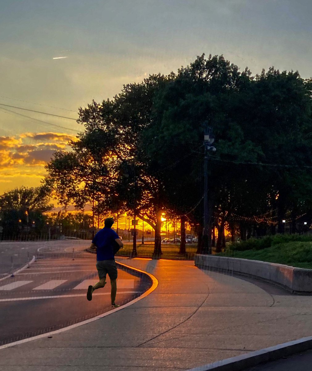 That light, go after it. #phlphoto #phillyphotographer #sunset #citysunset