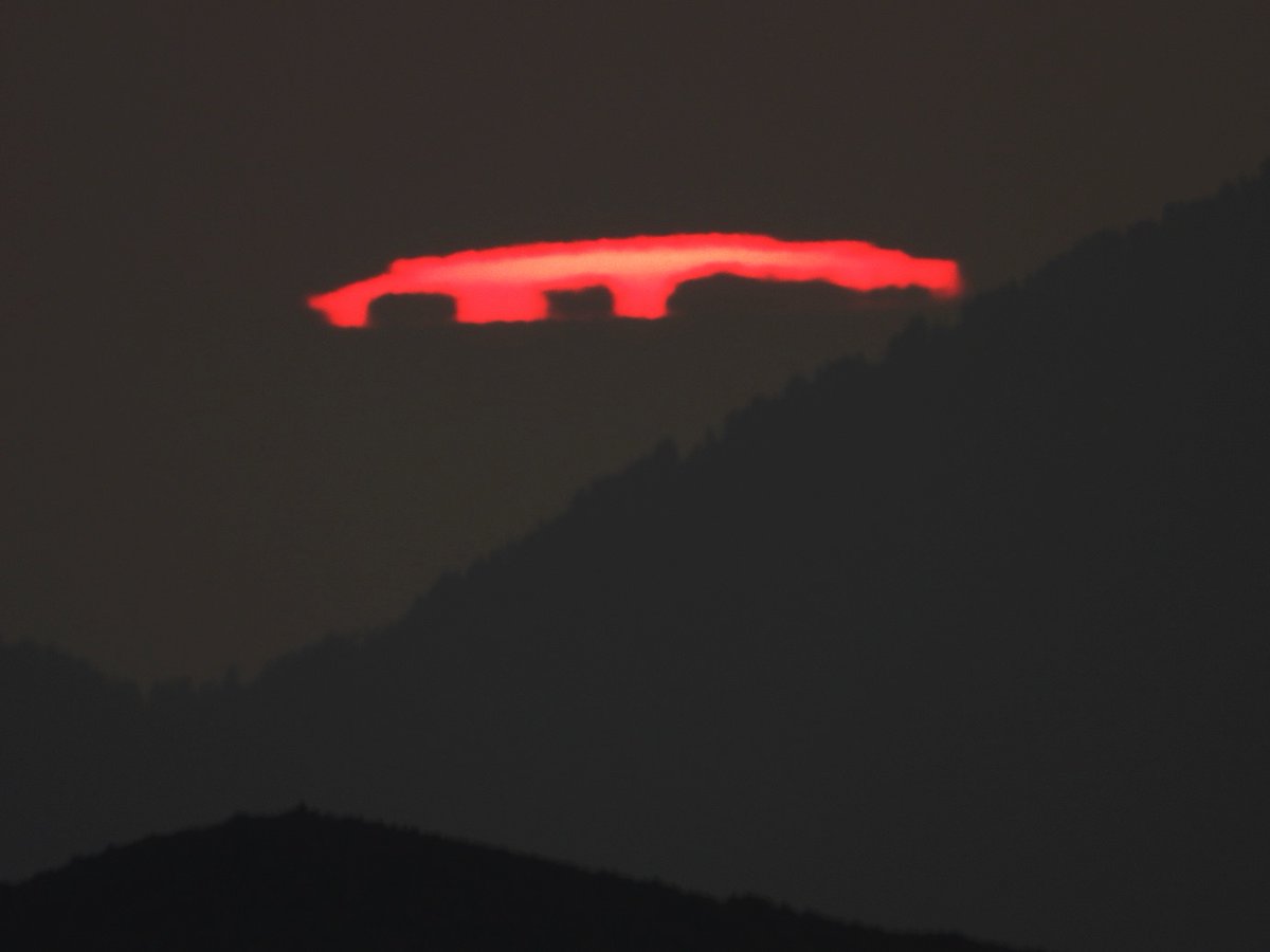 beyondhorizons1's tweet photo. The wonderful power of sunlight. Behind a cloudy sky, with hardly any visibility for the nearby mountains, at the same time a sunrise behind some mountains more than 410 km away. 
It was last week, from the Pyrenees. https://t.co/ngtH9mi2AJ