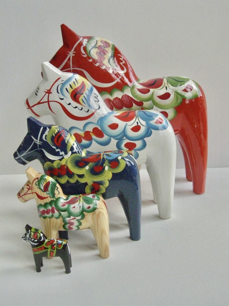 Green Pepper スウェーデン伝統の木彫りの馬 ダラホース Dalahorse ダラホースはスウェーデンの美しい森林と河川域ダーラナから来ていて 今日ではスウェーデン全体のシンボルとなっているんだとか ストックホルムのお土産売り場にも一杯並んで