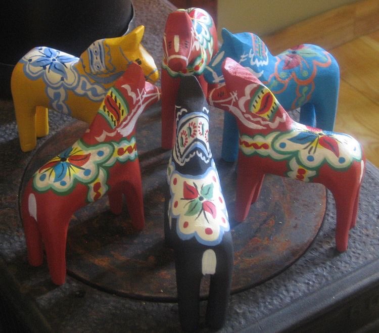 Green Pepper スウェーデン伝統の木彫りの馬 ダラホース Dalahorse ダラホースはスウェーデンの美しい森林と河川域ダーラナから来ていて 今日ではスウェーデン全体のシンボルとなっているんだとか ストックホルムのお土産売り場にも一杯並んで