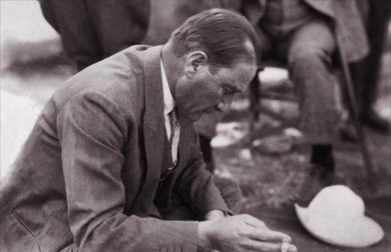 6 Mart 1930 günü akşamı ikameti için hazırlanan eve geldik. Biraz sonra sofrada buluşmak üzere yanındakilerden ayrıldı. Beni yanına alarak odasına girdi ve kapıyı kapattı. Bir koltuğa yığılır gibi oturdu. Çok yorgun ve sinirli görünüyordu. Bir sigara yaktı:

Bunalıyorum çocuk.