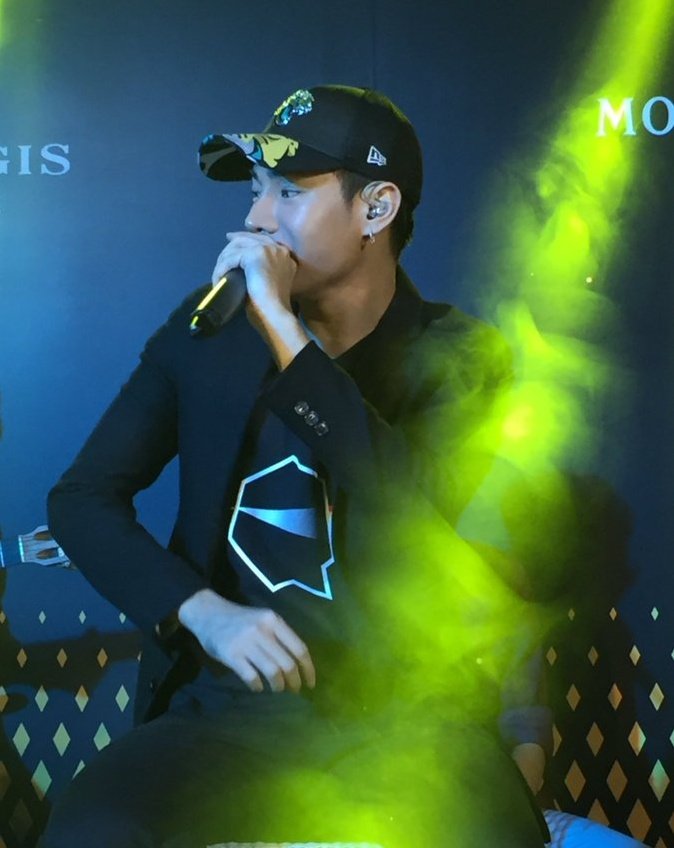 Spotify702's tweet photo. "One moment of courage can change your day. One day can change your life. And one life can change the world." 

And you completely changed my world  @peckpalit ❤

#WednesdayMotivation 
#SpotifyWednesday
#เป๊กผลิตโชค #PeckPaLitChoke https://t.co/JKdPCOBkr6