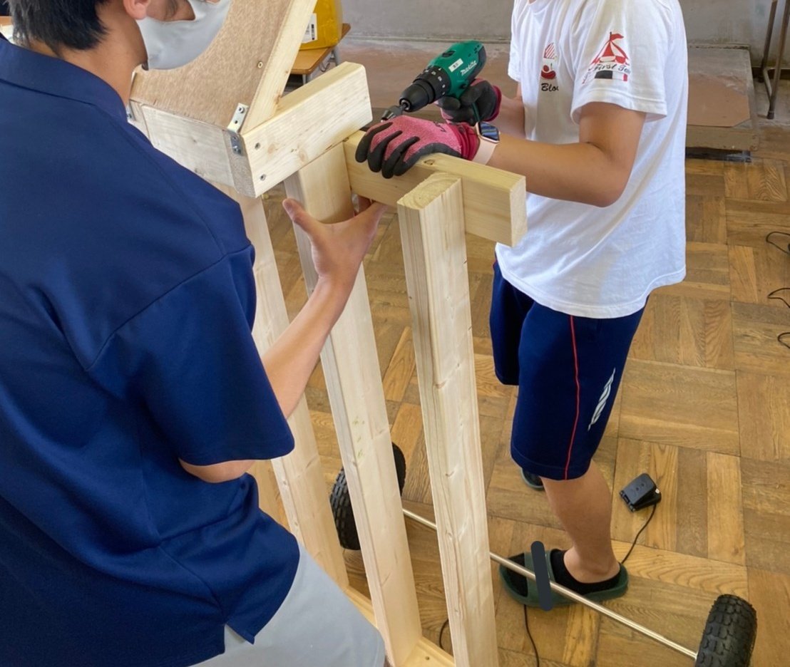 13thcosmo's tweet photo. 車体の形がかなり出来上がって、乗れるようにもなってきました🏎

あっ、大事なハンドルもできたんですね、、、、、、？

＿人人人人人人人人人＿
＞　北大の理系数学　＜
￣Y^Y^Y^Y^Y^Y^Y^Y￣
あら、素敵。

302のみで行うクラス企画は2回目
前回の経験や反省を活かして準備を進めています！🦾 https://t.co/iWHWea6xFB