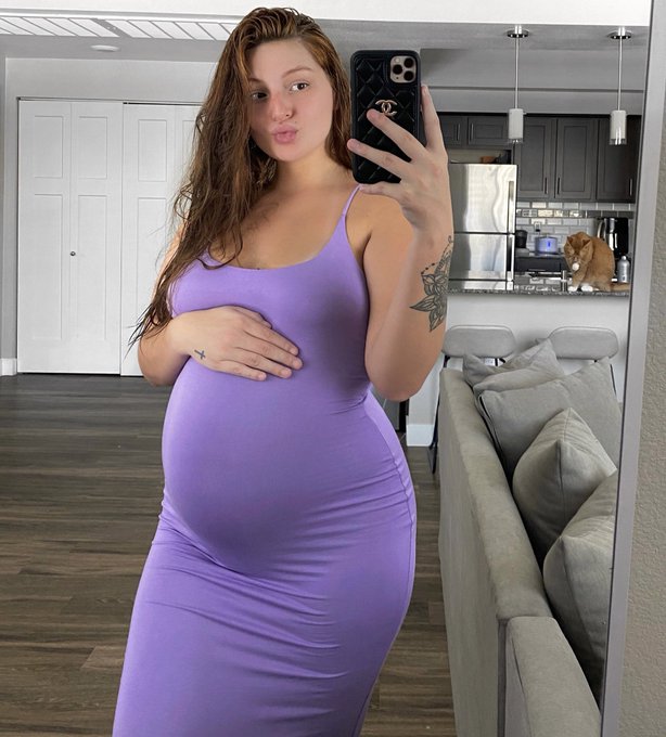 26 weeks pregnant 2019 to 2021 🥺 https://t.co/QDNbeseuIB