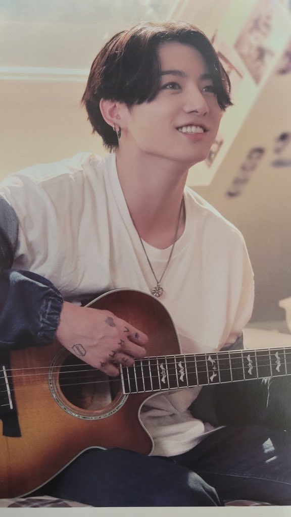 hourlygoogie's tweet photo. AHHH ANOTHER PIC WITH A GUITAR https://t.co/QTJFrDlgaq