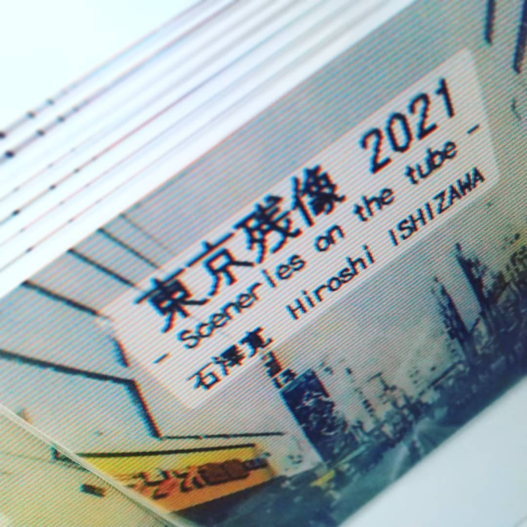 taku3boku3's tweet photo. #MOUNTZINE21 に出品する #photoZINE 【 #東京残像2021 】を無事納品！
ブラウン管の走査線を通して2021年の東京を描いた写真集。
8/25から展示販売開始です。
#MZ21
#MOUNTZINE
#MOUNT #MOUNTtokyo
#駒沢大学
#PhotoBook #写真集
#CRTstyle
#スチルビデオカメラ
#電子スチルカメラ
#Lofigrapher https://t.co/TmvhnhEB2B