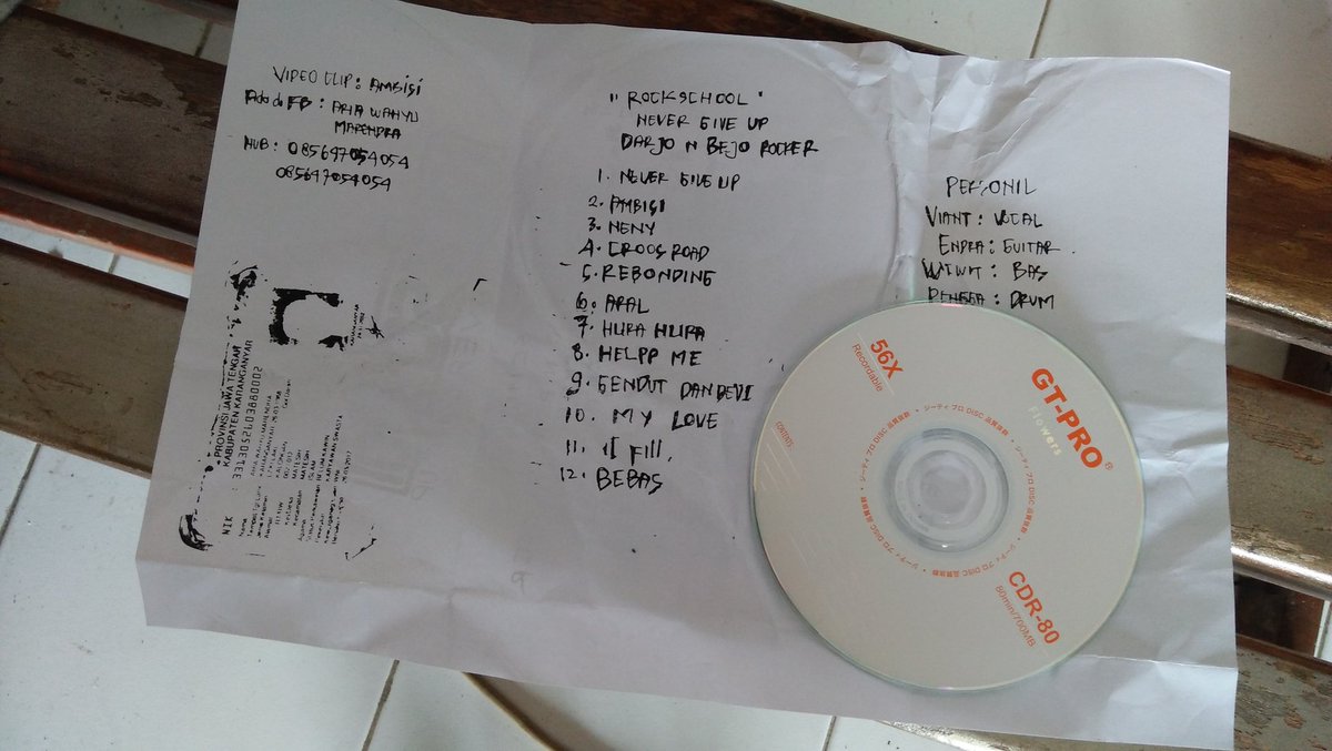 dit_ditaaa's tweet image. Ternyata masih ada...,ceritanya dulu pernah dikasih orang CD Demo Band'nya dengan cover yg alakadarnya, gara2 cuma ngobrol2 SKSD pas di event #PROJAM kalo gasalah.. hehehe 🙌🙇