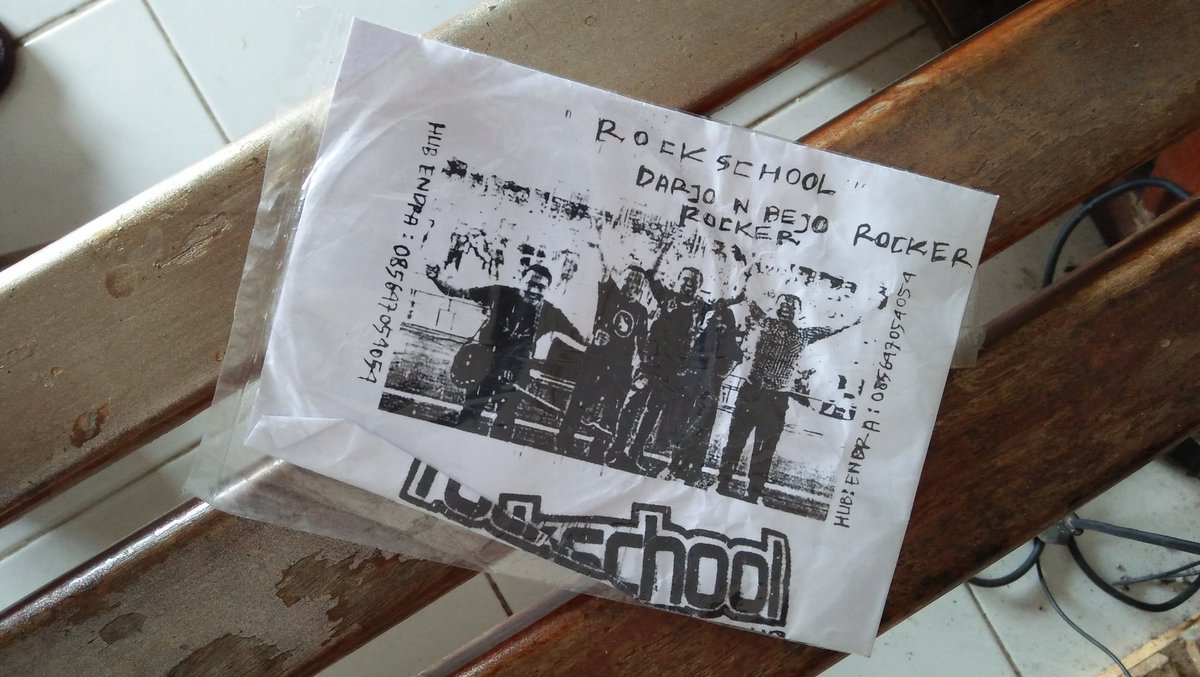 dit_ditaaa's tweet image. Ternyata masih ada...,ceritanya dulu pernah dikasih orang CD Demo Band'nya dengan cover yg alakadarnya, gara2 cuma ngobrol2 SKSD pas di event #PROJAM kalo gasalah.. hehehe 🙌🙇