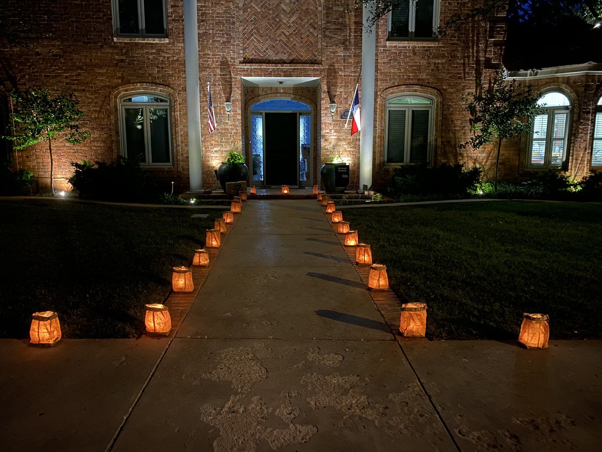 LadyR8RS's tweet photo. Thankful for all of the love and support on this difficult day. #elpasostrongday The 23 luminarias symbolize the community’s road toward a resilient future. #TogetherweRemember #TogetherWeHeal #healinggarden https://t.co/pE5RRCZHeP