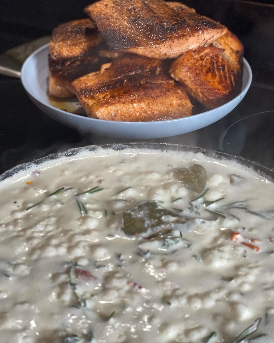chushandheld's tweet photo. On his day off he creates this #TuscanSalmon in a lemon creme sauce!!! https://t.co/ttzJuGbNuc