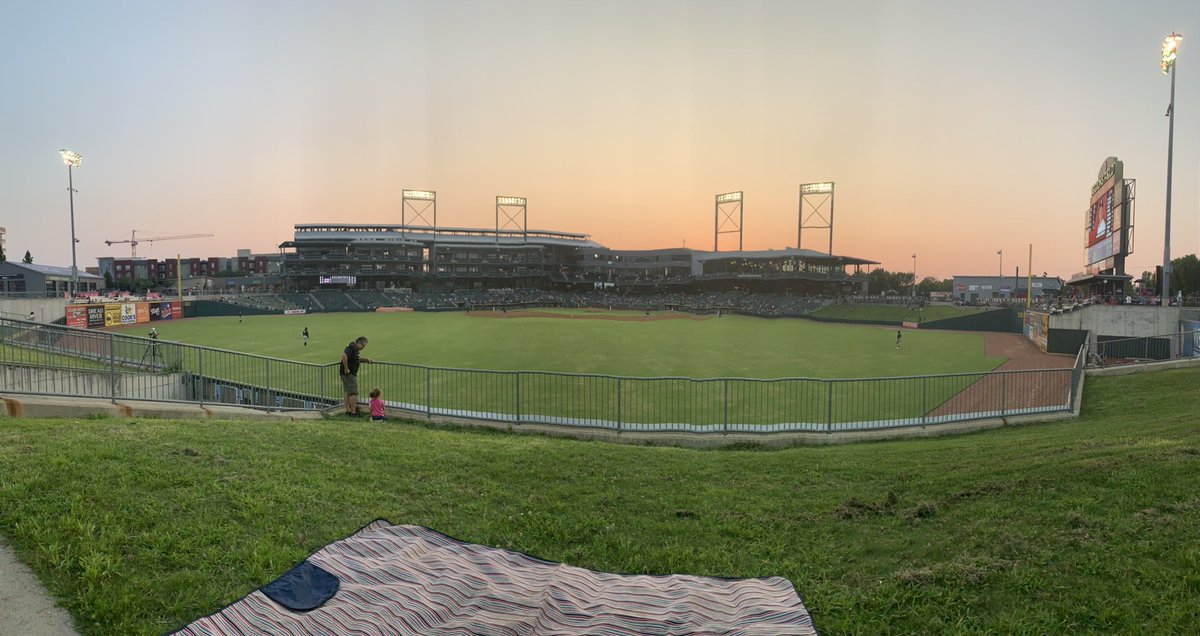 Jesryann's tweet photo. @mbraves @CHarris731 Following live from Center Field. Weβve (Birmingham Braves fans) waited all season for this. #bhamstrong #gobraves https://t.co/VsMVRZX0n1