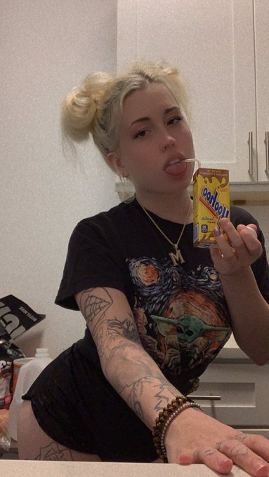 Getting ready to cook 😋 4&rsquo;11 with a booty 😚 https://t.co/7xLUoKPCJ5<a href="/tag/mvsales"class="tags"><span>#mvsales</span></a>