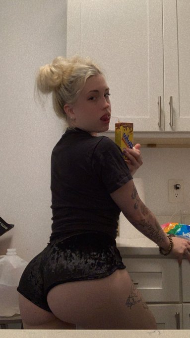 Getting ready to cook 😋 4&rsquo;11 with a booty 😚 https://t.co/7xLUoKPCJ5<a href="/tag/mvsales"class="tags"><span>#mvsales</span></a>