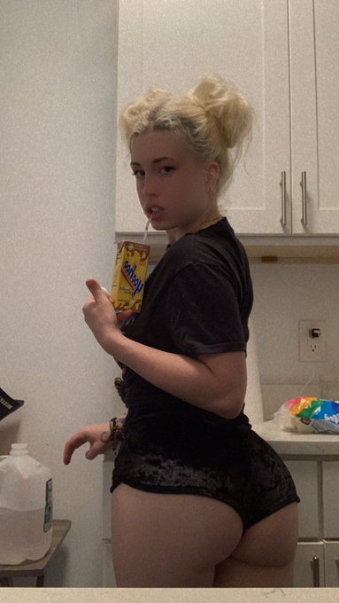 3 pic. Getting ready to cook 😋 4’11 with a booty 😚 https://t.co/7xLUoKPCJ5