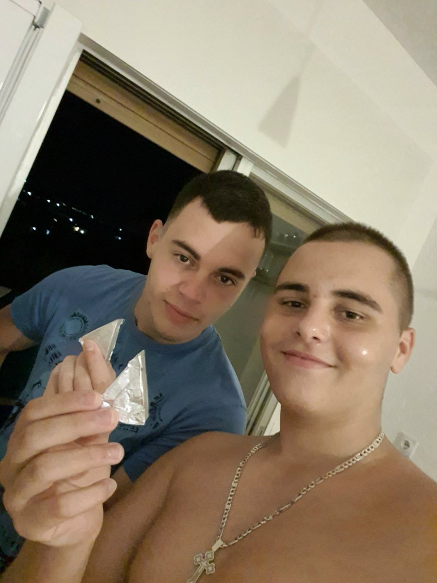 aca2101's tweet photo. Moji drugari zdenka maksim i ja na moru u nea mudanji #divnoje #banjanje https://t.co/LEc9ktApRF