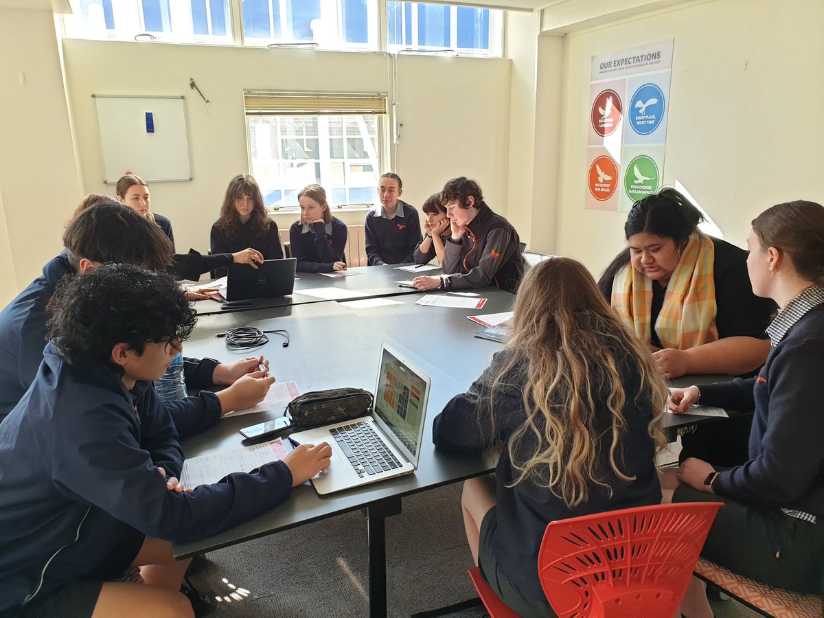 nfoote83's tweet photo. Students taking the opportunity to participate in an applicants day #Scholarship #pathwaysforall  @waikato @RHSHamilton @CareersNZ @RototunaSHS @mrskaukau @tintinskywalker https://t.co/4XNThrKnT9