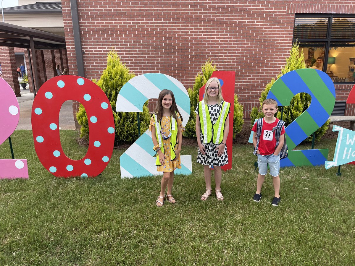 scottkcowart44's tweet photo. What an amazing first day in Carroll County!  Our folks were so well prepared and excited to have students returning!  We are so lucky to have people committed to positively changing lives on a daily basis!  #CarrytheBanner #24STRONG #ReadyforDayTwo https://t.co/yvU4JcL4rH