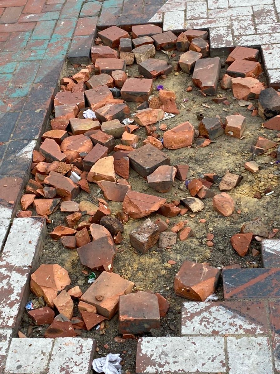 luciabastidasu's tweet photo. La teoría de las ventanas rotas en los alrededores del #PortaldeSuba @bogota debe articular acciones interinstitucionales para recuperar plazoletas, portal y alrededores @TransMilenio @idubogota @integracionbta @DadepBogota https://t.co/RNNFav116Y