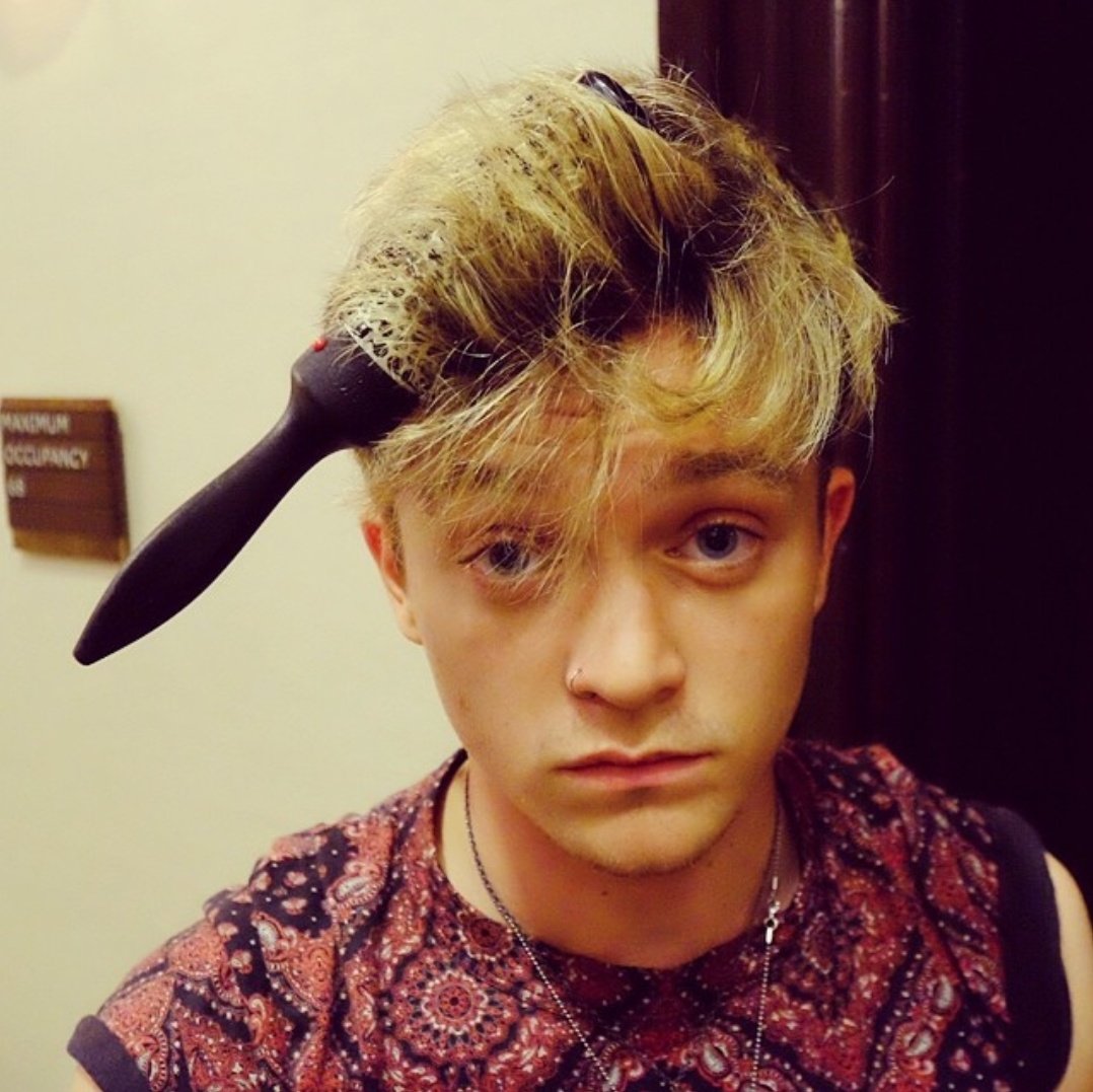 __colene2001's tweet photo. @TheVampsCon are you aware that this photo exist?🤔

#9yearsofthevamps 🌸 https://t.co/AOz0TureCN